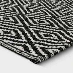 Reversible Diamond Indoor/Outdoor Rug - Room Essentials™